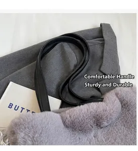 Détail de la texture pelucheuse lilas et des poignées robustes en cuir noir du sac à main