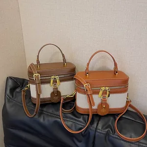 Dettaglio di borse a scatola in tela vintage con finiture in pelle e zip dorate