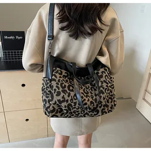 Sac fourre-tout léopard avec lanières en cuir noir et détail de bandoulière réglable