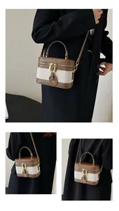 Dettaglio della borsa vintage con profili in pelle marrone, cuciture e accenti dorati