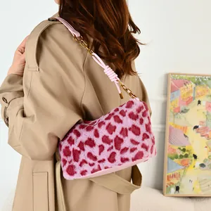 Detail der rosa Leopard Plüschtasche mit Kettenriemen und Knoten am Kamel-Trenchcoat