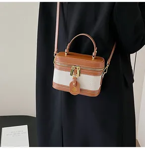 Dettaglio della borsa a scatola vintage con cuciture a contrasto e tracolla regolabile