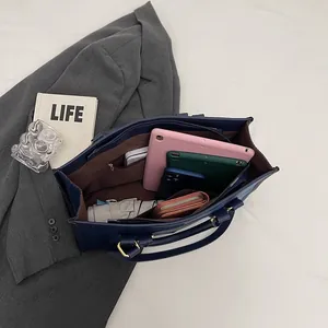 Bolso tote azul marino de gran capacidad con bolsillos interiores y herrajes metálicos
