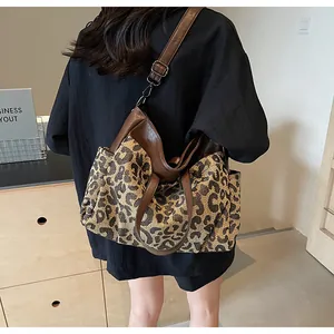 Sac cabas léopard avec lanières en cuir marron porté par un mannequin pour la taille