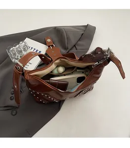 Détail de l'intérieur du sac en cuir marron avec poches et grande capacité de rangement