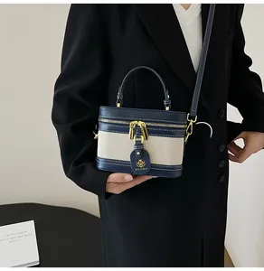 Dettaglio di una borsa vintage con cerniere dorate e finiture in pelle blu
