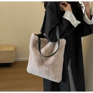 Détail du sac cabas en fausse fourrure rose beige avec poignée en cuir noir
