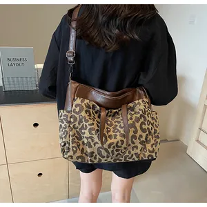 Vue détaillée du grand sac cabas à motif léopard avec poignées en cuir marron