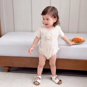 Barboteuse bébé en coton à manches courtes avec imprimé lion et sandales blanches