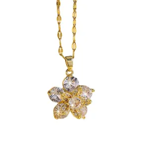 Élégant pendentif fleur dorée avec des cristaux étincelants sur une chaîne fine