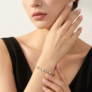 Gros plan du bracelet bicolore élégant serti de pierres moissanite de 4mm en pavé brillant