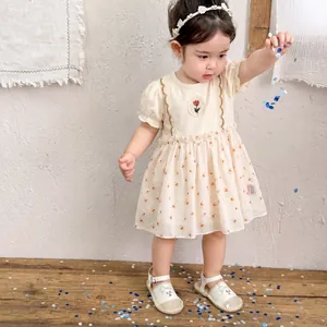 Pagliaccetto estivo bimba con colletto in pizzo e delicati ricami floreali beige