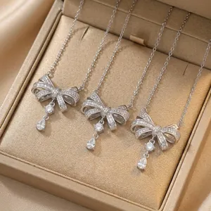 Collier élégant avec pendentif nœud et zircons en goutte d'eau sur une chaîne fine