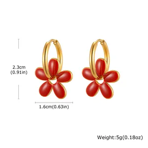 Détail de boucles d'oreilles fleurs rouges avec anneaux dorés et dimensions du produit
