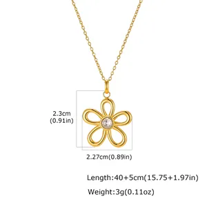 Vue détaillée du pendentif fleur dorée creuse avec dimensions 2,3cm x 2,27cm et détails