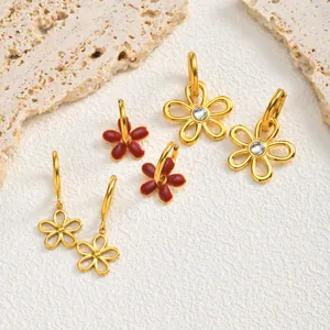 Détails de trois paires de boucles d'oreilles fleurs ajourées avec accents dorés et rouges