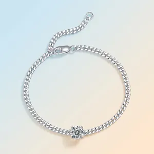 Bracelet gourmette en argent 925 avec moissanite centrale et chaîne réglable élégante