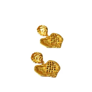 Orecchini a cuore vintage in ottone placcato oro con trama intrecciata e martellata