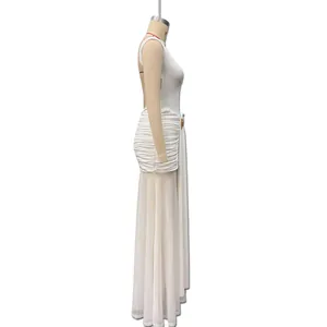 Detail der gerafften Taille und des eleganten Chiffon-Falten-Saums am weißen ärmellosen Kleid