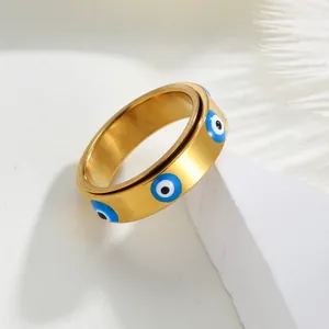 Détail macro de la bague rotative en acier inoxydable aux motifs yeux bleus