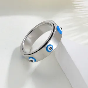 Vue détaillée d'une bague rotative en acier inoxydable avec motifs d'œil bleu grec
