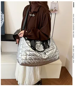 Gros plan du sac cabas matelassé argenté brillant avec de larges anses sur un mannequin