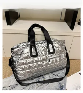 Détail du grand sac cabas argenté matelassé avec finitions métallisées et sangles noires