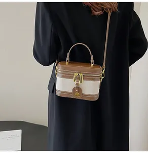 Dettaglio della borsa a scatola vintage con cuciture in tela e pelle marrone