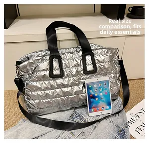 Vue macro du sac fourre-tout argenté matelassé avec iPad montrant sa grande capacité