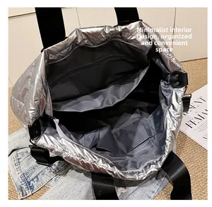 Vue détaillée de l'intérieur du sac matelassé argenté avec poche zippée et rangements