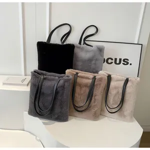 Gros plan de sacs cabas en peluche en noir, bleu, gris, kaki et beige doux