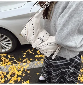 Détail du sac beige Y2K avec rivets argentés et bandoulière à boucle réglable