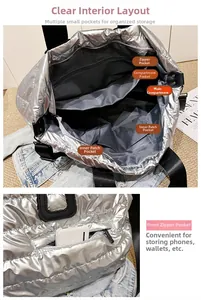 Vue détaillée des compartiments intérieurs et de la poche zippée du grand sac argenté