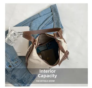 Vue de dessus d'un sac seau en toile et cuir montrant la capacité et le rangement
