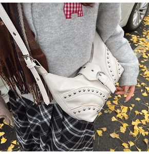 Détail du sac bandoulière blanc en cuir PU avec clous argentés et sangle réglable