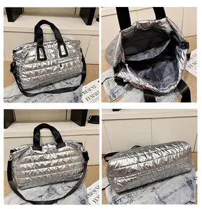 Vues détaillées du sac cabas matelassé argenté montrant l'intérieur et la texture