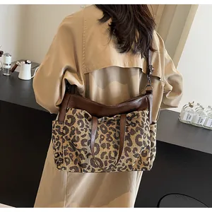 Détails de l'imprimé léopard et des coutures en cuir sur le sac cabas pour femme