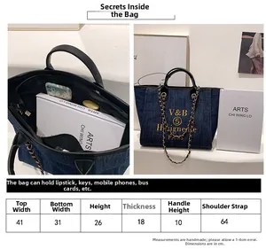 Größentabelle für blaue Denim-Einkaufstasche mit Abmessungen und Kettenschultergurt