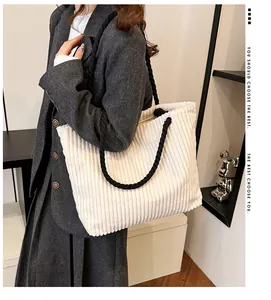 Détail du sac cabas en velours côtelé blanc cassé avec poignées en corde noire et texture