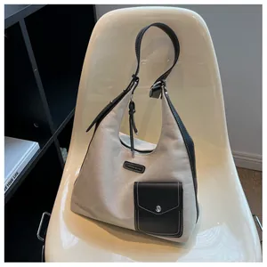 Sac à bandoulière en toile crème avec finitions en cuir noir et boucle en argentée chic