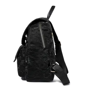 Sac à dos noir chic avec texture plissée et fermetures éclair argentées pour femme