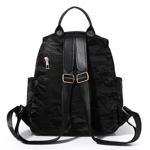 Sac à dos noir plissé pour femme avec bretelles réglables et détails dorés brillants
