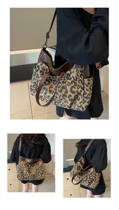 Détail du sac cabas léopard avec poignées en cuir marron et poche latérale