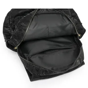 Sac à dos femme en cuir noir avec grand intérieur et fermeture éclair en métal argenté