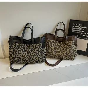 Comparaison détaillée des sacs fourre-tout à motif léopard en noir et marron