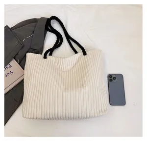 Détail du grand sac cabas en velours côtelé blanc avec anses tressées noires et échelle