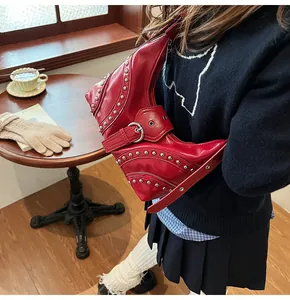 Détail du sac bandoulière rouge style motard avec clous métalliques argentés et zips