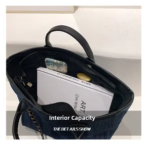 Innenkapazität der Denim-Tragetasche mit Platz für Buch, Telefon und Zubehör