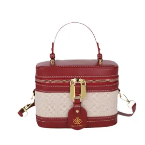 Borsa a scatola retrò con finiture in pelle rossa e inserti in tela bianca a contrasto