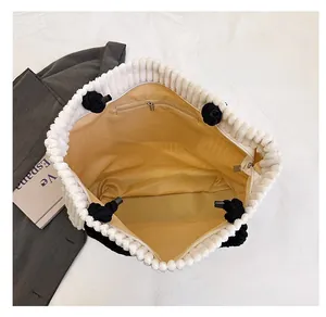 Vue intérieure du sac cabas en velours côtelé écru avec grand compartiment et poche